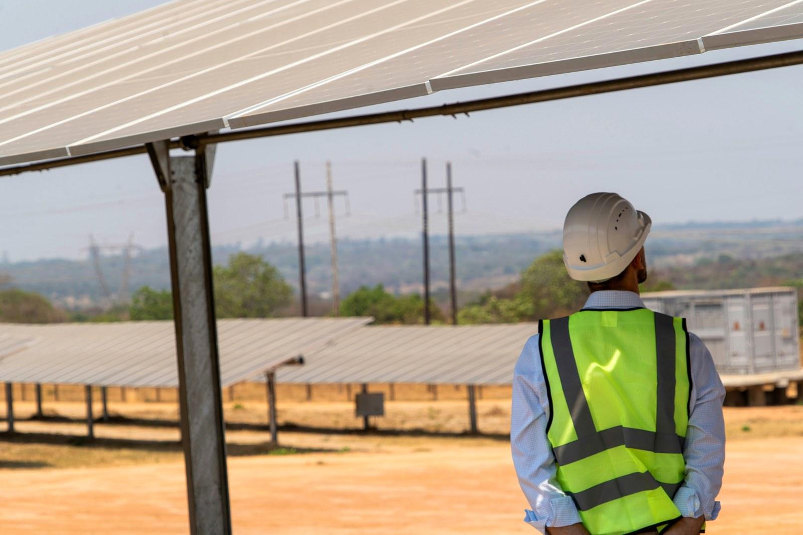 Estructura solar agrícola con ingeniero supervisando