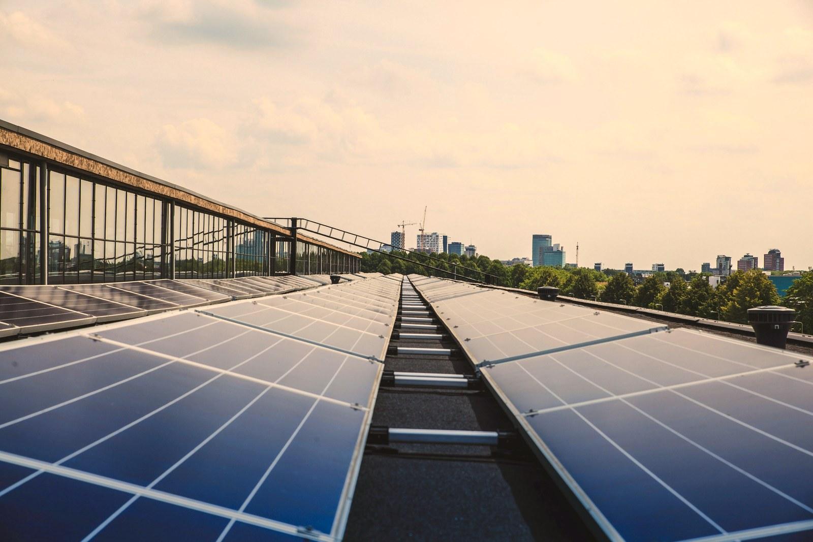 Azotea con instalación solar y la ciudad al fondo