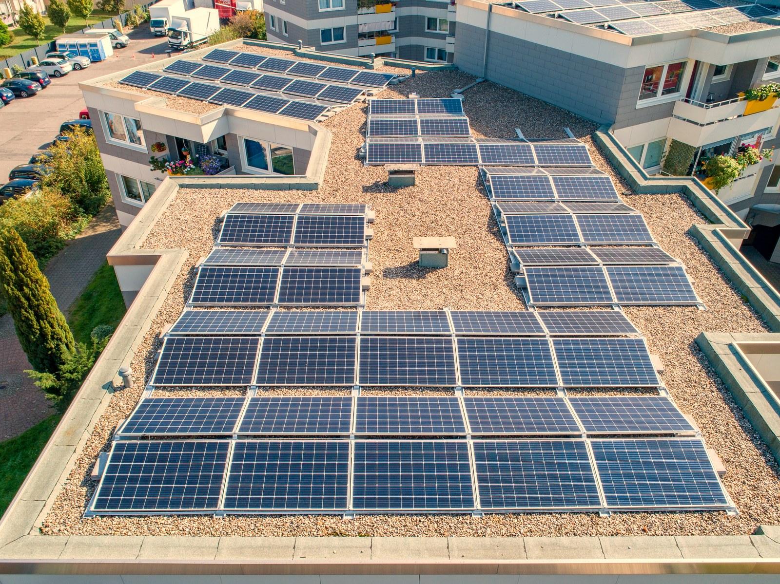 Vista aérea de azoteas comerciales cubiertas con paneles solares de autoconsumo