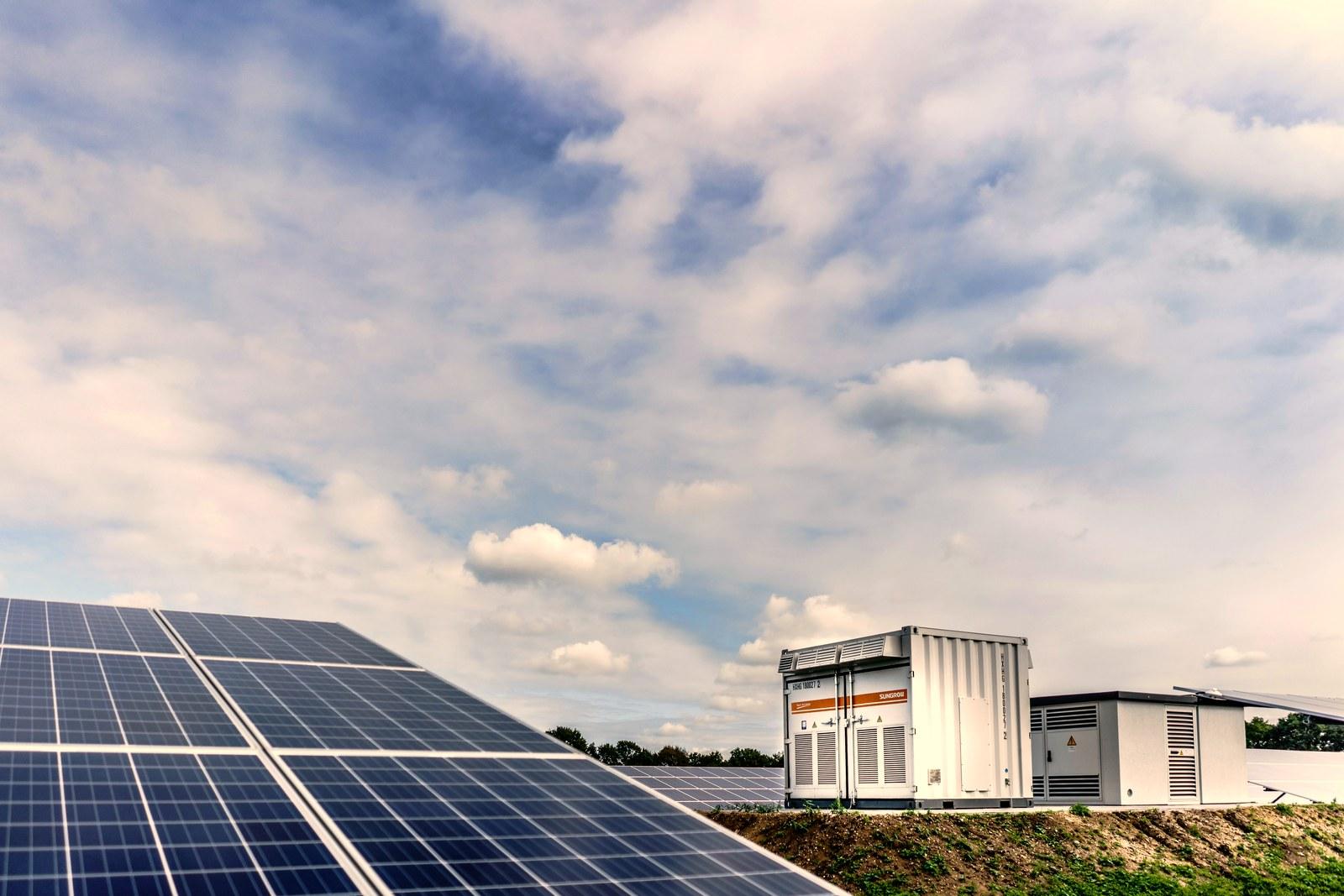 Contenedor de baterías industriales BESS junto a un arreglo solar