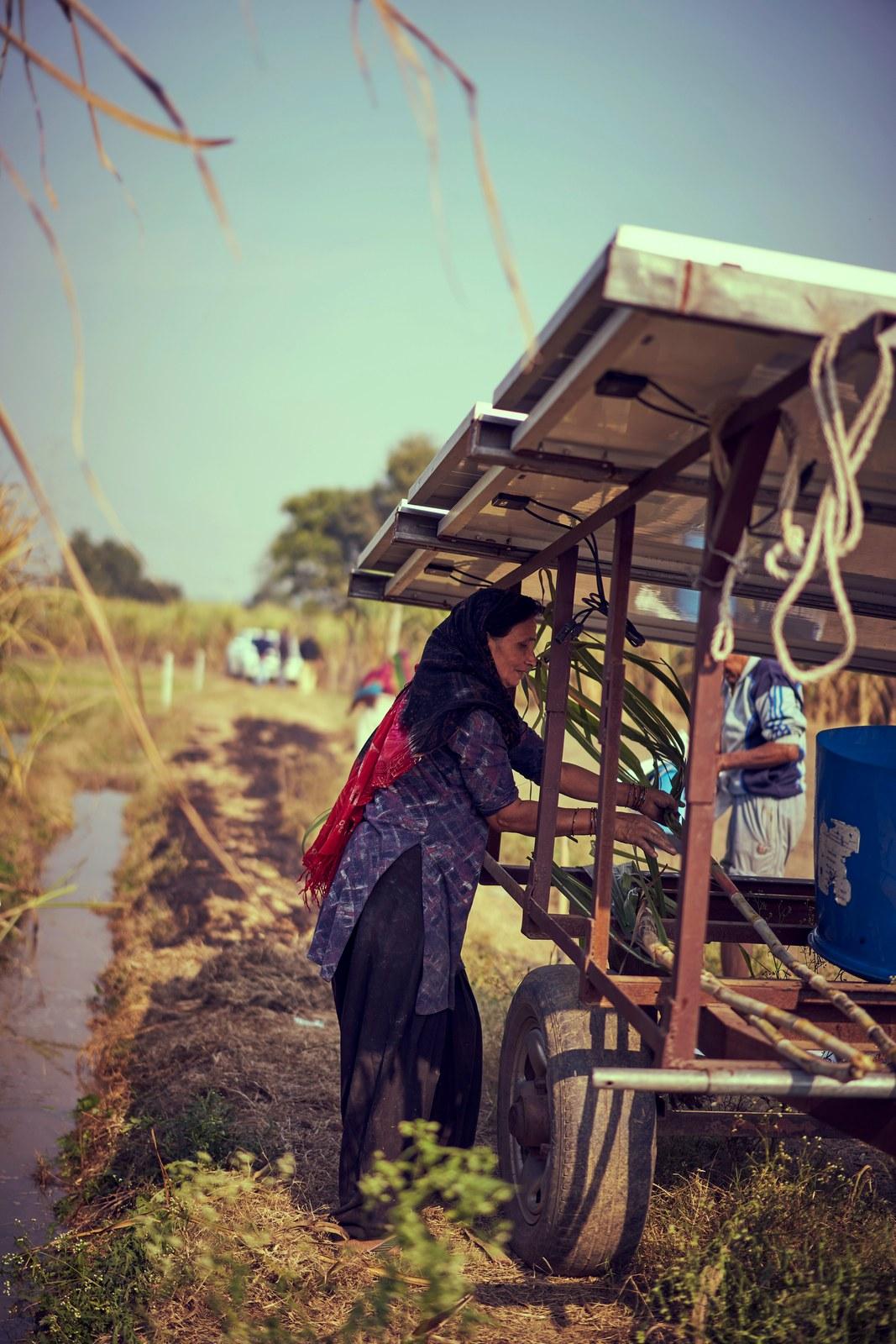 Equipo de bombeo solar móvil en el campo