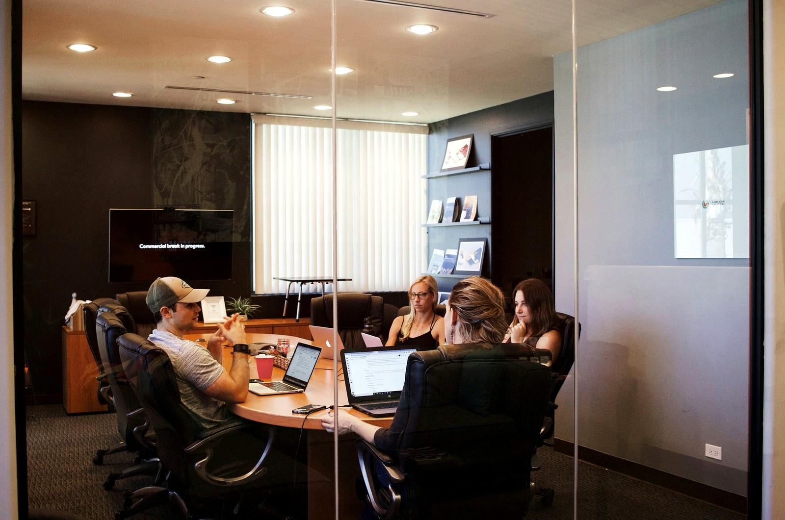 Equipo de Luxhelios durante una reunión de trabajo