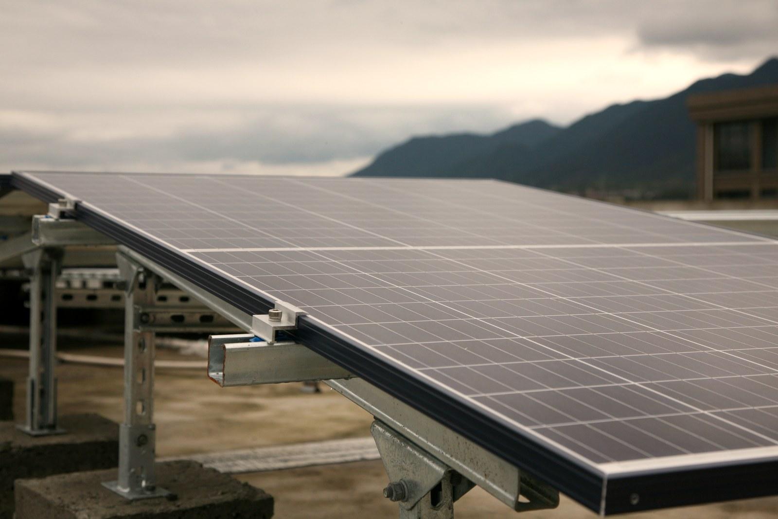 Estructura de montaje solar al anochecer