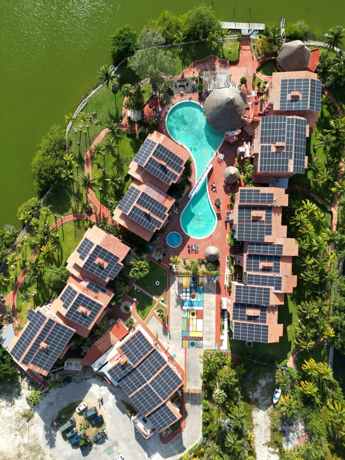 Vista aérea de un hotel con paneles solares en los techos