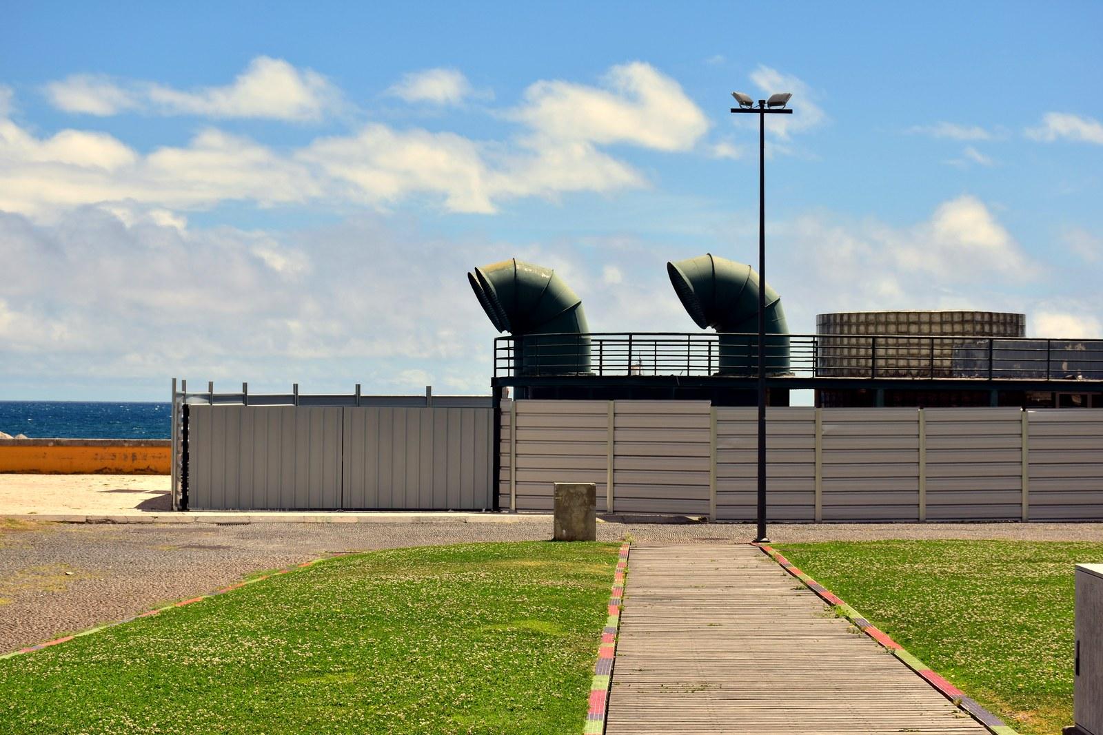 Torres de iluminación autónoma en un parque industrial