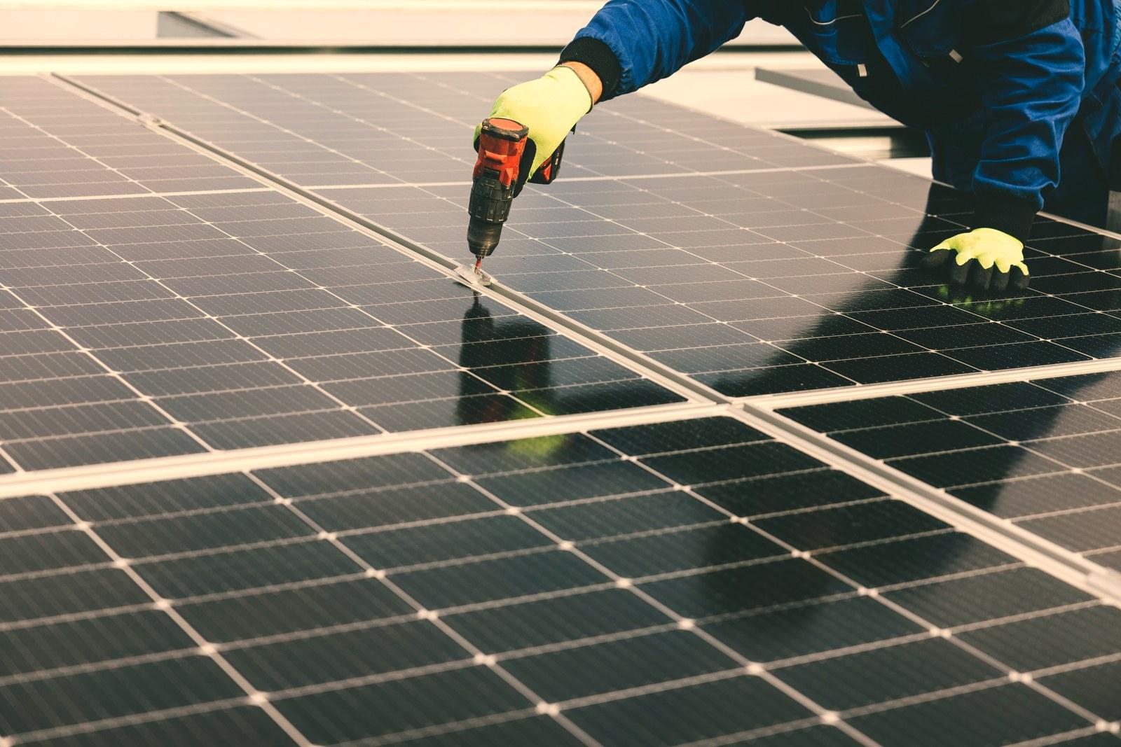 Técnico ajustando un panel fotovoltaico