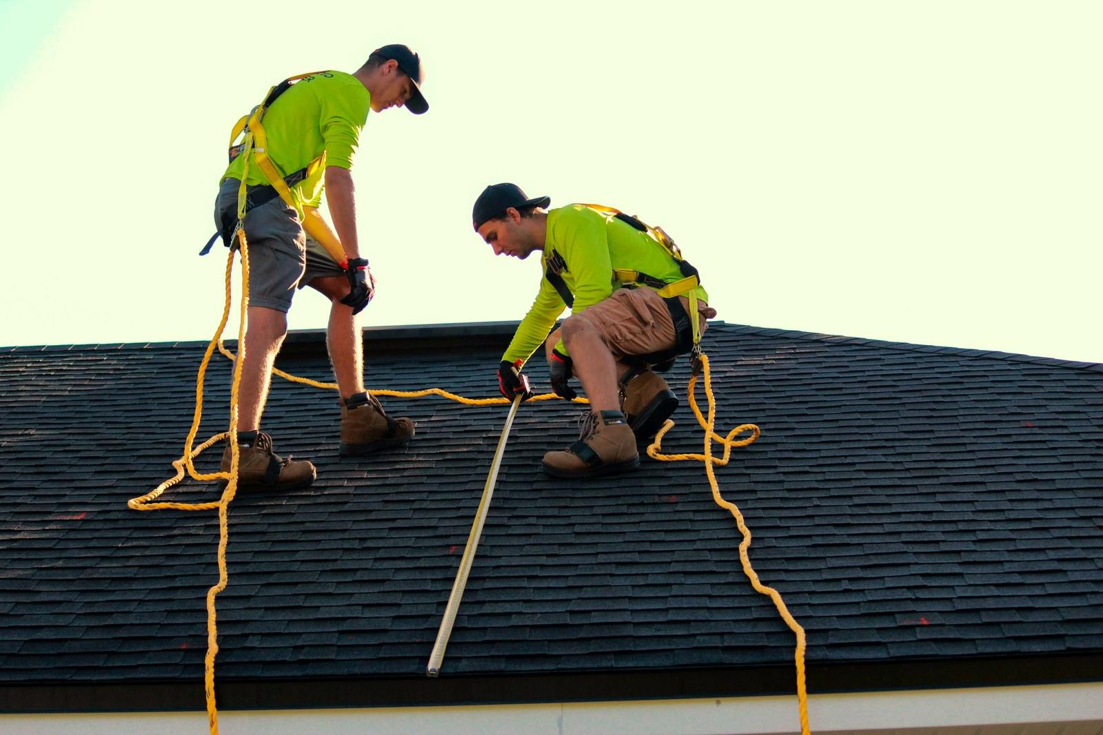 Técnicos trabajando en la instalación de un techo solar