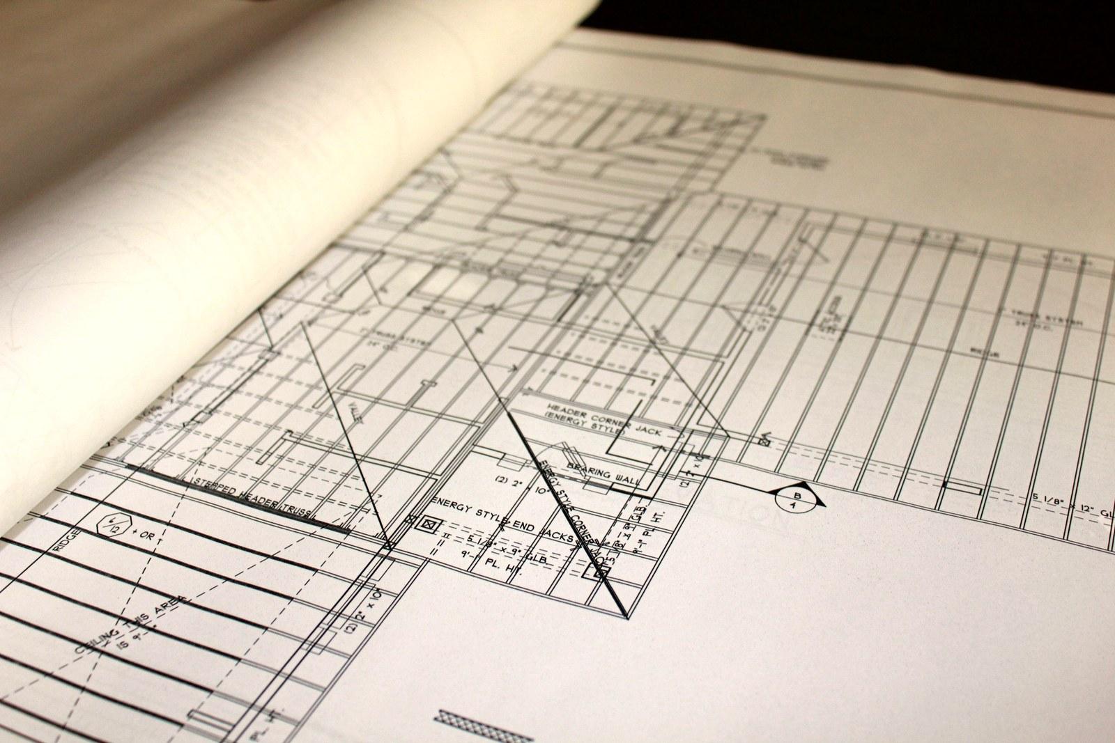 Planos de ingeniería sobre la mesa de diseño