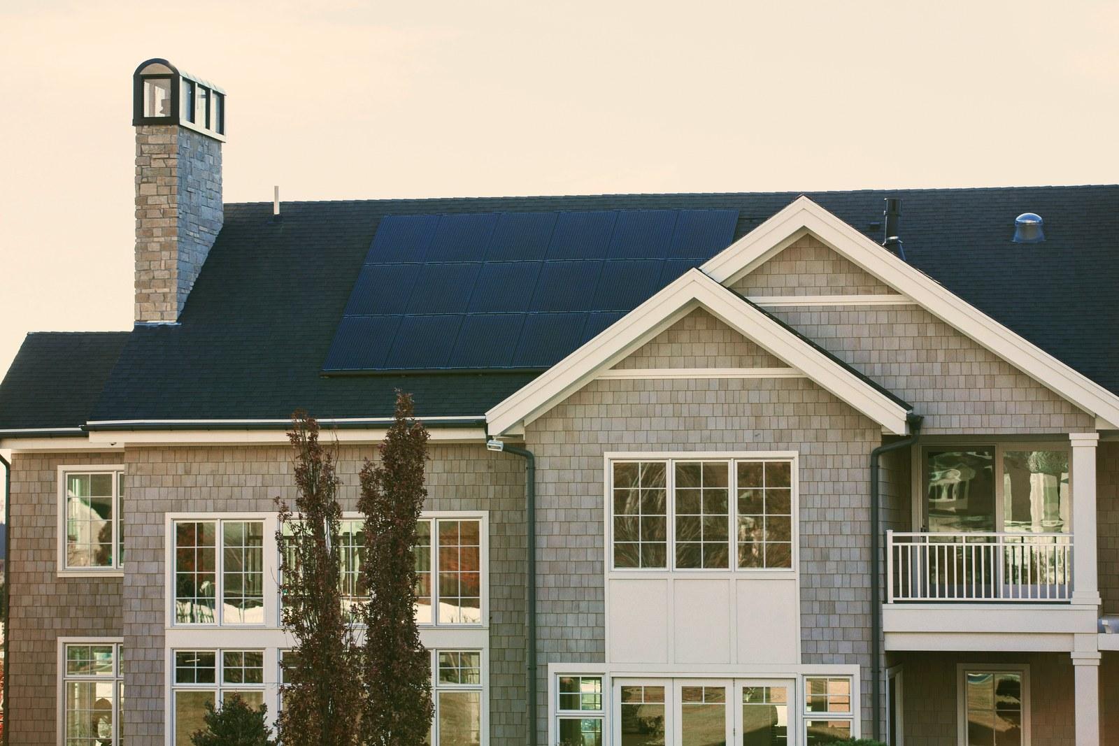 Residencia con paneles solares integrados al techo